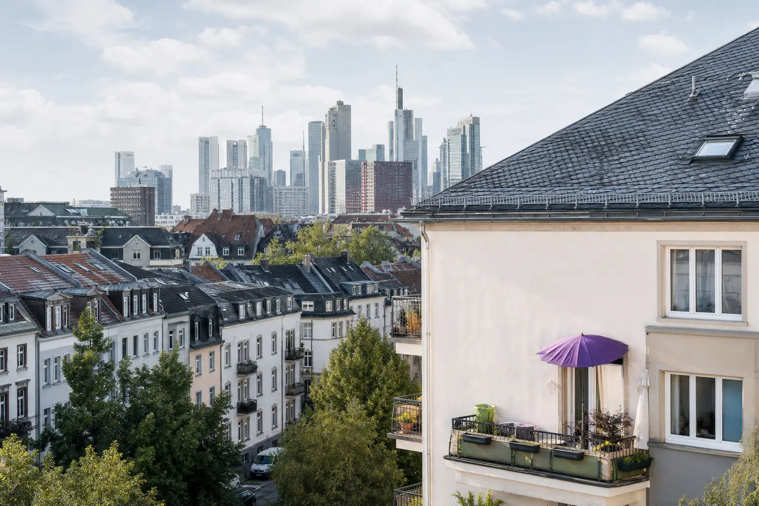 Frankfurter Wohnquartier mit Hochhäusern im Hintergrund
