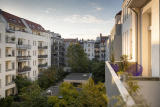 Wohnblocks mit Balkonen und Hinterhof