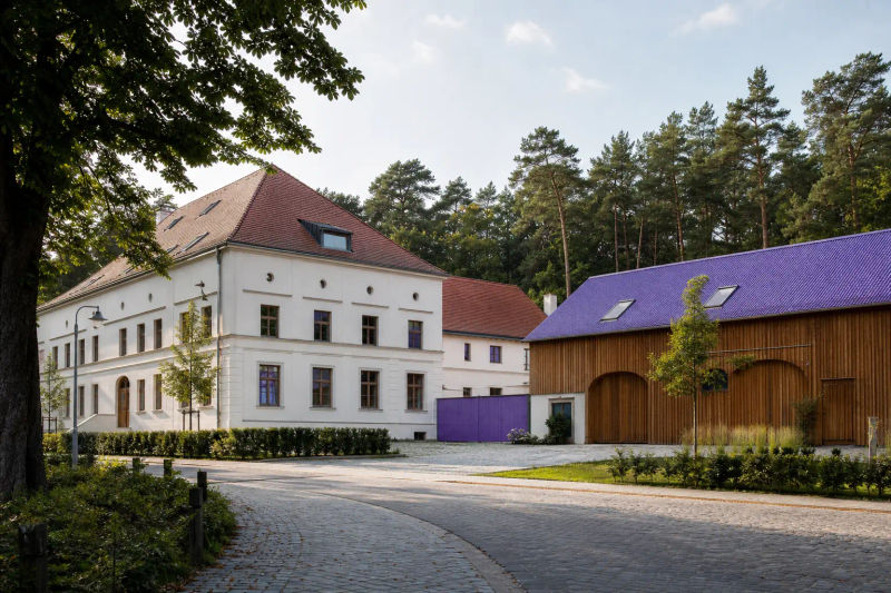 Brandenburger Dorfstraße mit Gutshaus und Scheune