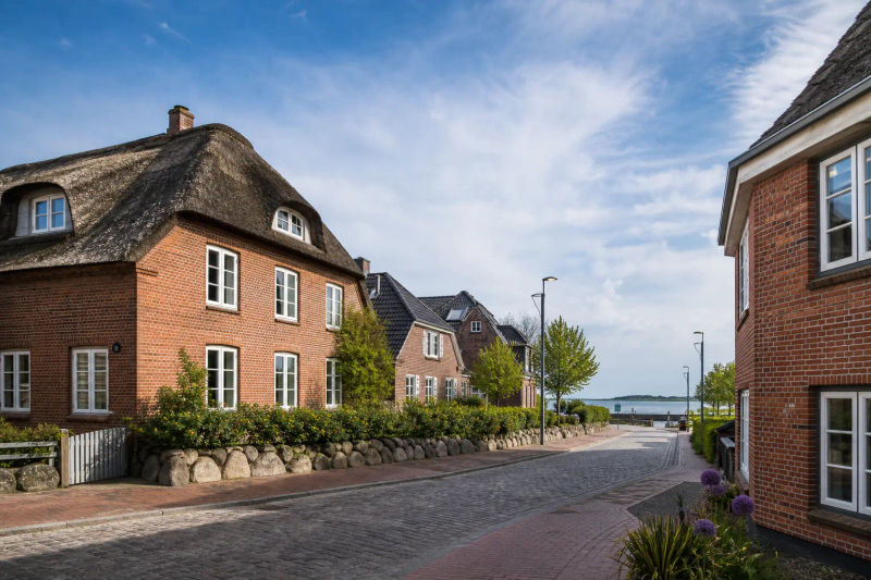 Küstenort in Schleswig-Holstein mit Backstein und Reetdach