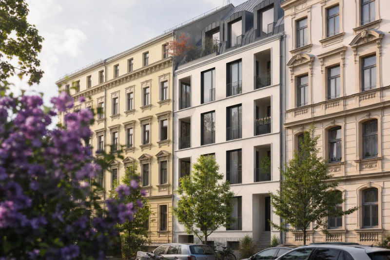Dresdner Wohnstraße mit sanierten Altbauten und Neubau