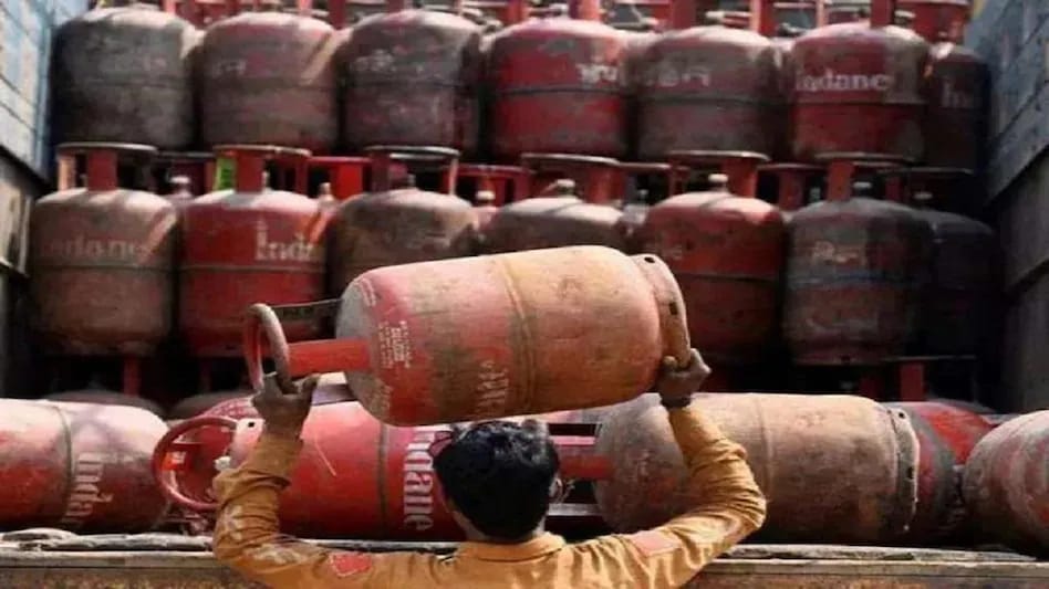 दूध आणि पेट्रोल-डिझेलनंतर आता LPG सिलेंडर महाग, मोजावे लागणार इतके पैसे