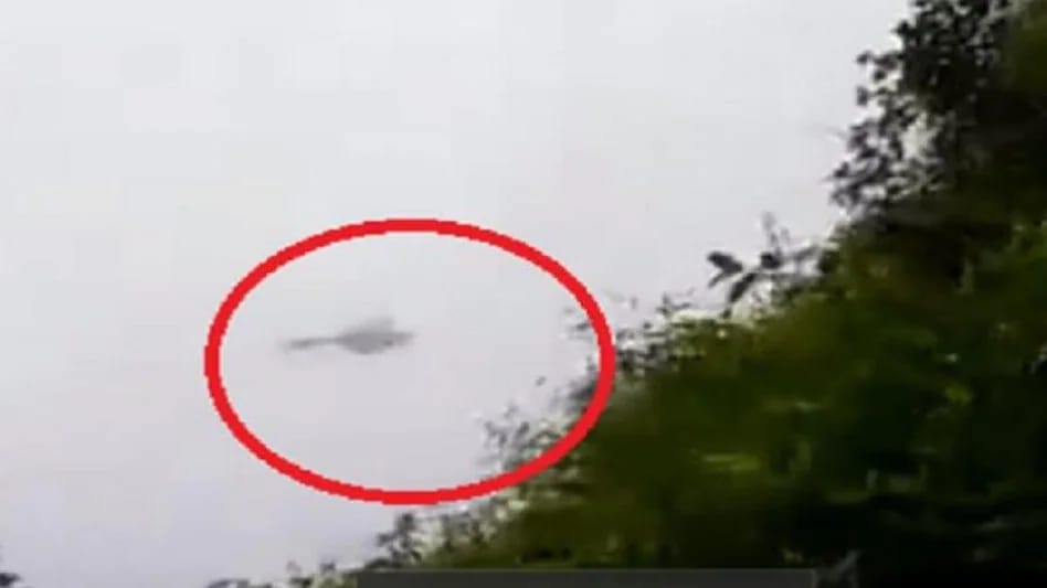 कुटुंब जंगलात फिरत होते, अचानक सीडीएस यांचे हेलिकॉप्टर कोसळले… समोर आला अपघाताचा व्हिडिओ