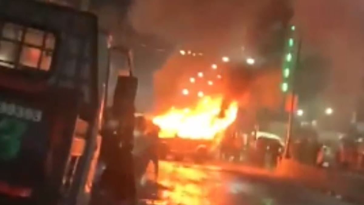 महाराष्ट्रातील छत्रपती संभाजीनगर येथे दोन गटात हाणामारी आणि दगडफेक, हिंसक चकमकीदरम्यान पोलिसांच्या वाहनांना लावली आग