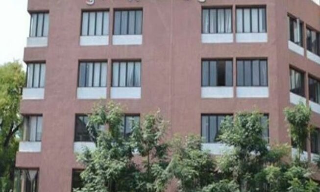 जिल्हा परिषदेच्या अधिकाऱ्यांला पाठविले थेट रुग्णालयात