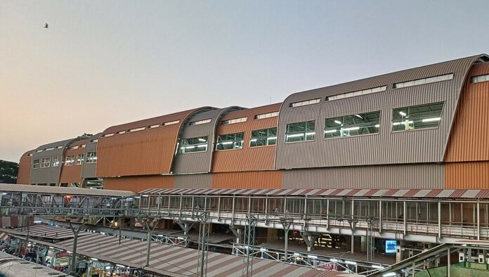Pune_Railway_Station_metro_station_in_evening