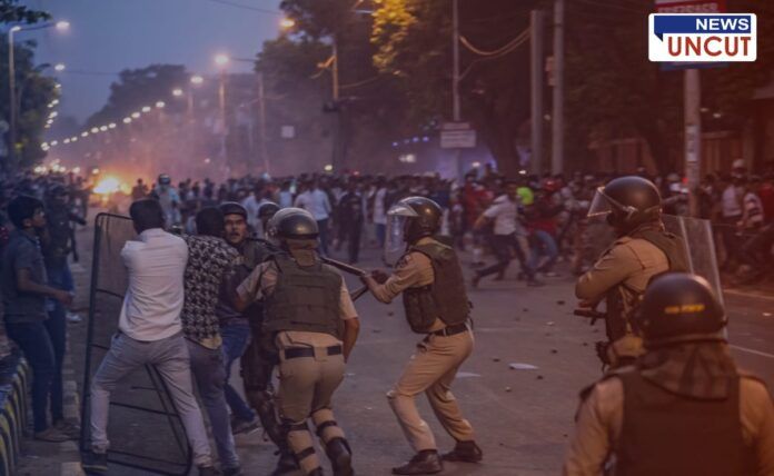 In Maharashtra, politics is currently very heated over the issue of Aurangzeb's tomb. Hindutva organizations are demanding that Aurangzeb's tomb be removed. For this demand, on Monday, March 17, Vishwa Hindu Parishad and Bajrang Dal had protested in Ganeshpeth and Mahal area in Nagpur. But after that, a big dispute arose between the two groups. Now, after this dispute, Nagpur Police has come into action mode and the police have arrested 80 people by conducting a combing operation in Mahal area of ​​Nagpur city.