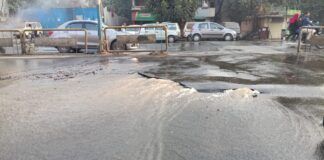 कोथरूड विकासकामांचा विळखा, नागरिकांचा जीव टांगणीला कोथरूडमधील भेलकेनगर ते कोथरूड पोलिस स्टेशन दरम्यानच्या डीपी रस्त्यावर गेल्या महिनाभरापासून खोदकामामुळे नागरिक हैराण झाले आहेत. रस्त्यावर आणि पदपथावर विद्युत वाहिनीच्या कामासाठी तब्बल आठ ते दहा ठिकाणी खोदकाम सुरू आहे. मात्र, हे काम अत्यंत संथगतीने सुरू असल्याने नागरिकांना आणि वाहनचालकांना प्रचंड त्रास सहन करावा लागत आहे.