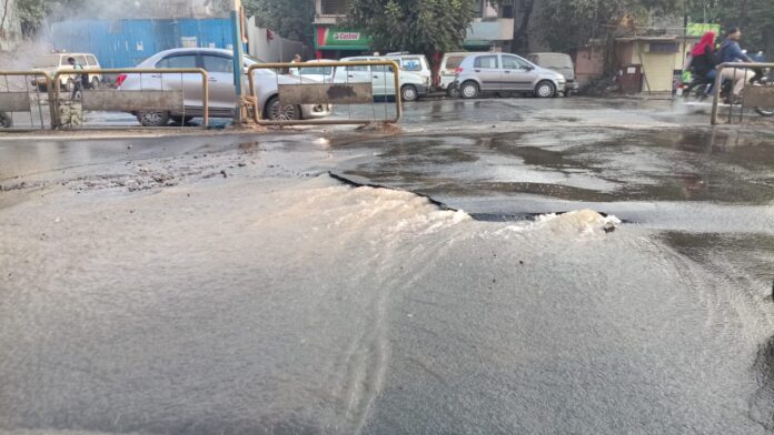 कोथरूडमधील भेलकेनगर ते कोथरूड पोलिस स्टेशन दरम्यानच्या डीपी रस्त्यावर गेल्या महिनाभरापासून खोदकामामुळे नागरिक हैराण झाले आहेत. रस्त्यावर आणि पदपथावर विद्युत वाहिनीच्या कामासाठी तब्बल आठ ते दहा ठिकाणी खोदकाम सुरू आहे. मात्र, हे काम अत्यंत संथगतीने सुरू असल्याने नागरिकांना आणि वाहनचालकांना प्रचंड त्रास सहन करावा लागत आहे.