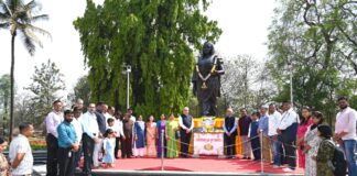 सावित्रीबाई फुले पुणे विद्यापीठात क्रांतीज्योती सावित्रीबाई फुले यांना स्मृतिदिनानिमित्त अभिवादन