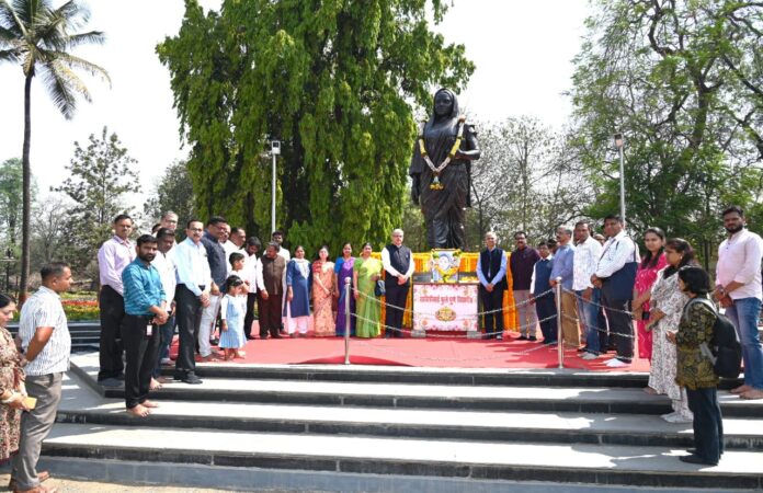 सावित्रीबाई फुले पुणे विद्यापीठात क्रांतीज्योती सावित्रीबाई फुले यांना स्मृतिदिनानिमित्त अभिवादन