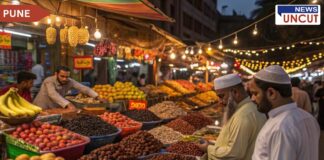 A bustling market during Ramadan, illuminated with decorative string lights. A variety of dates and dried fruits are neatly arranged in trays at a stall. Two men in traditional Islamic attire examine the dates, while a shopkeeper organizes the produce. Other fruits like bananas, peaches, and oranges are also displayed, adding to the vibrant atmosphere of the evening market.