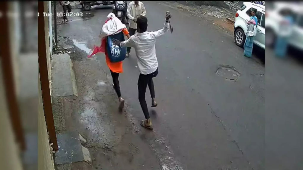 पुण्यात एका मुलीवर सदाशिव पेठेच्या भर रस्त्यावर एक मुलाने कोयत्याने वार केले.