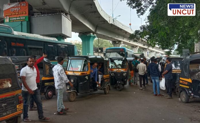 स्वारगेट बसस्थानकात महिला सुरक्षिततेसाठी प्रीपेड रिक्षा सेवा सुरू Swargate Bus Stand in Pune with a crowded scene of auto-rickshaws and passengers. Male rickshaw drivers are seen engaging with commuters, while buses and an elevated flyover are visible in the background. The busy transport hub reflects daily commuting activity in the city.