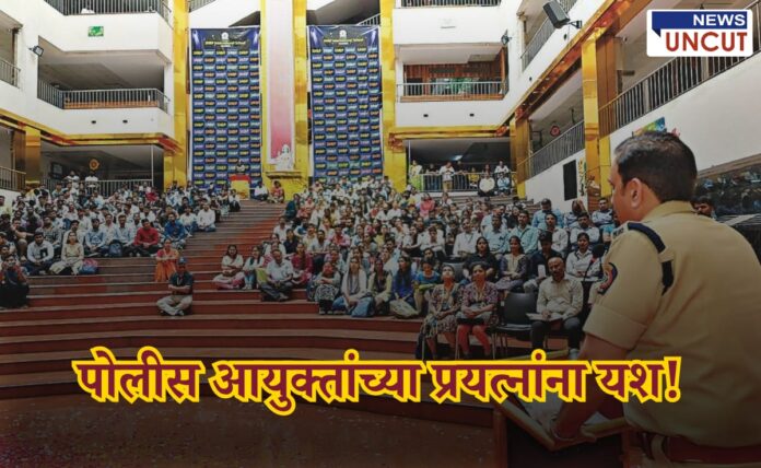 पोलीस अधिकाऱ्याच्या समोर बसलेली मोठी गर्दी, रहाटणी येथील रोजगार मेळाव्याचा एक दृश्य. पार्श्वभूमीत शाळेचा सभागृह आणि रंगमंच दिसतो आहे.