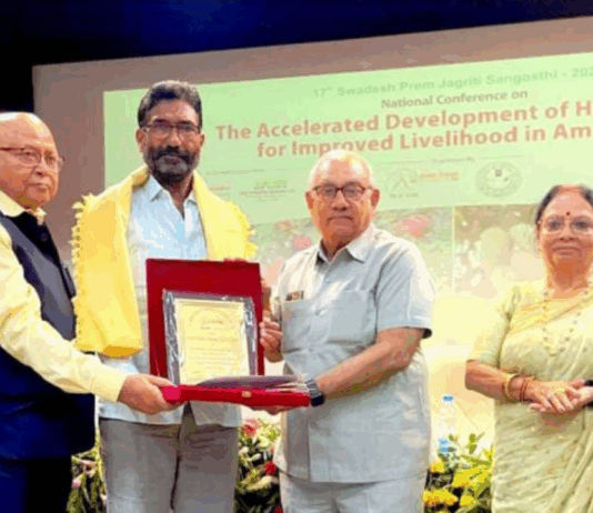 जळगावचे "बनानाकिंग" भागवत महाजन यांना उद्यानरत्न पुरस्कार 2025; फलोत्पादन क्षेत्रात राष्ट्रीय सन्मान