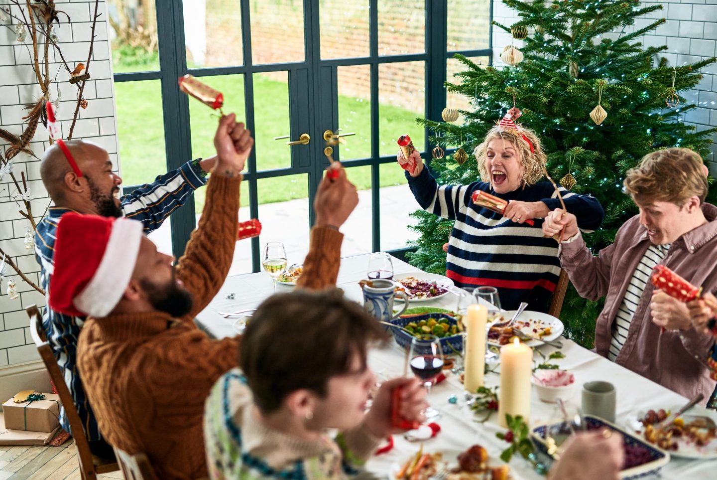 You can’t force holiday cheer—but 3 habits can help you feel happier this season