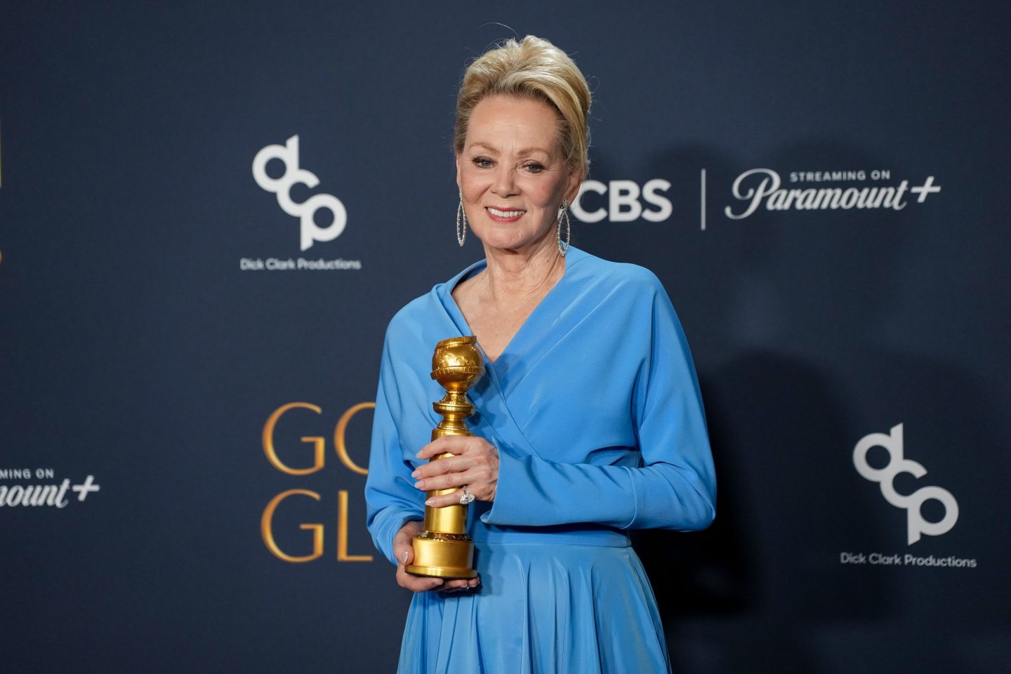 Jean Smart holds up the Golden Globe she just won for her performance in "Hacks"