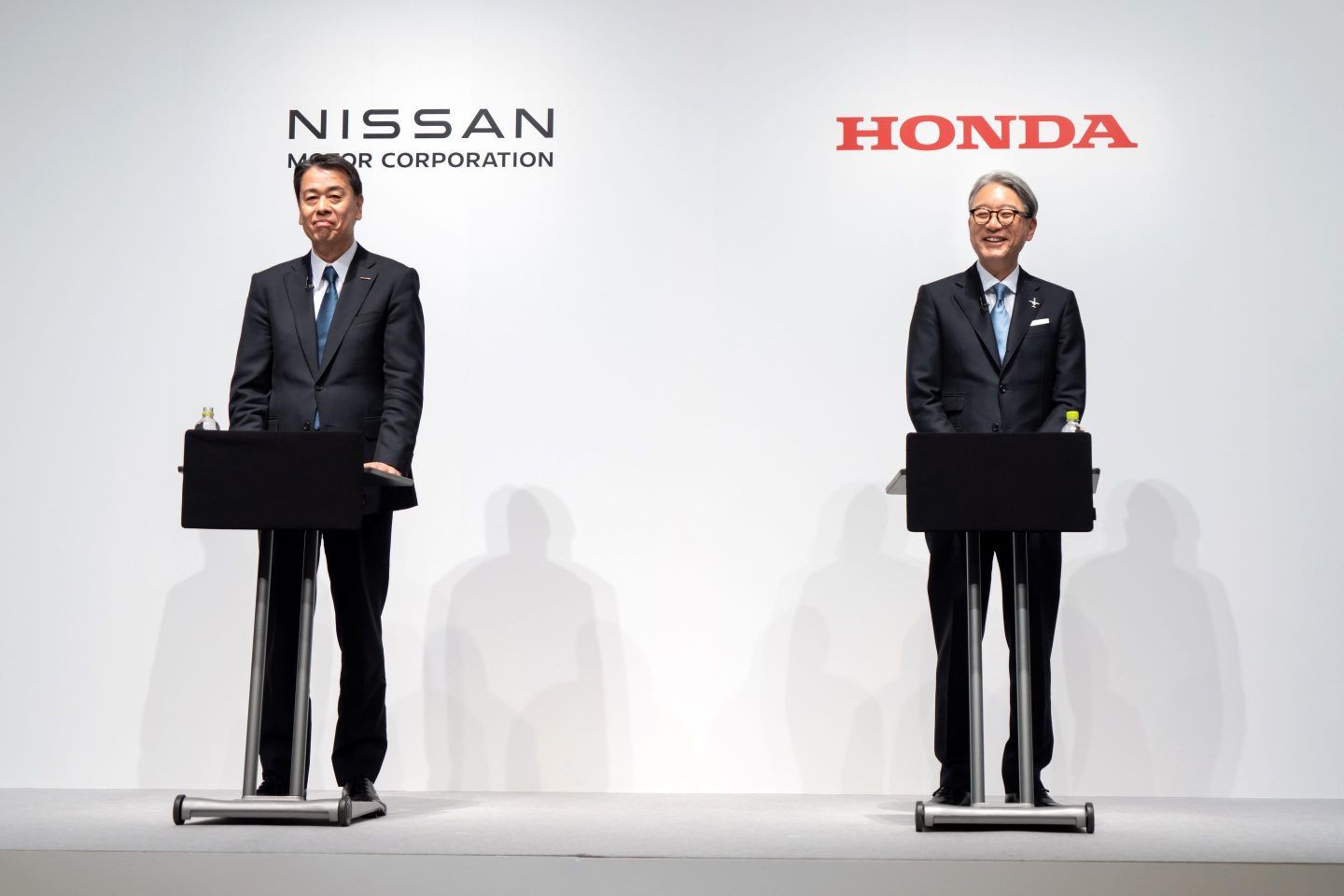Toshihiro Mibe (R) insisted in December that it was not a bailout for Nissan, which announced last year thousands of job cuts after reporting a 93% plunge in first-half net profit.