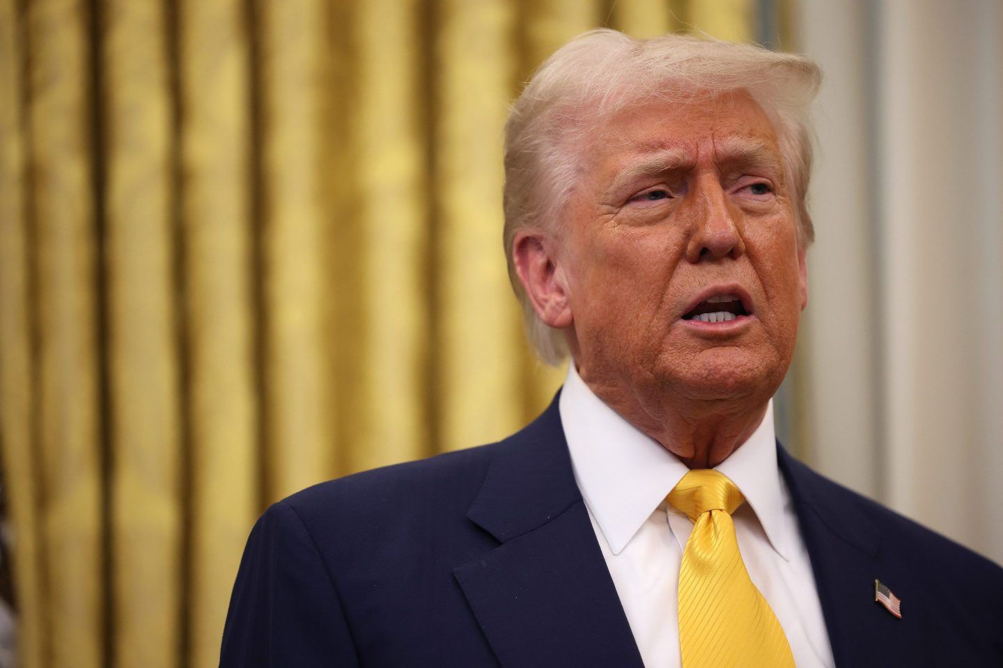  U.S. President Donald Trump delivers remarks after Howard Lutnick was sworn in as U.S. Commerce Secretary in the Oval Office at the White House on February 21, 2025 in Washington, DC.