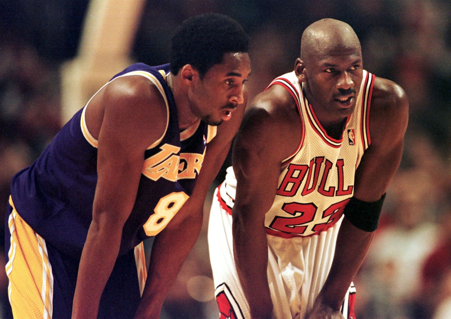 Kobe Bryant next to Michael Jordan in a Lakers-Bulls game