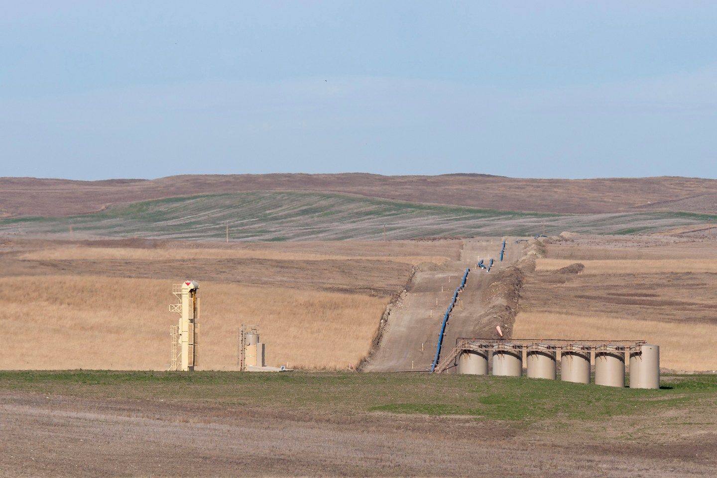  The nearly 2,700-mile Keystone oil pipeline was shut down Tuesday morning after it ruptured in North Dakota, halting the flow of thousands of gallons of crude oil from Canada to refineries in the U.S.