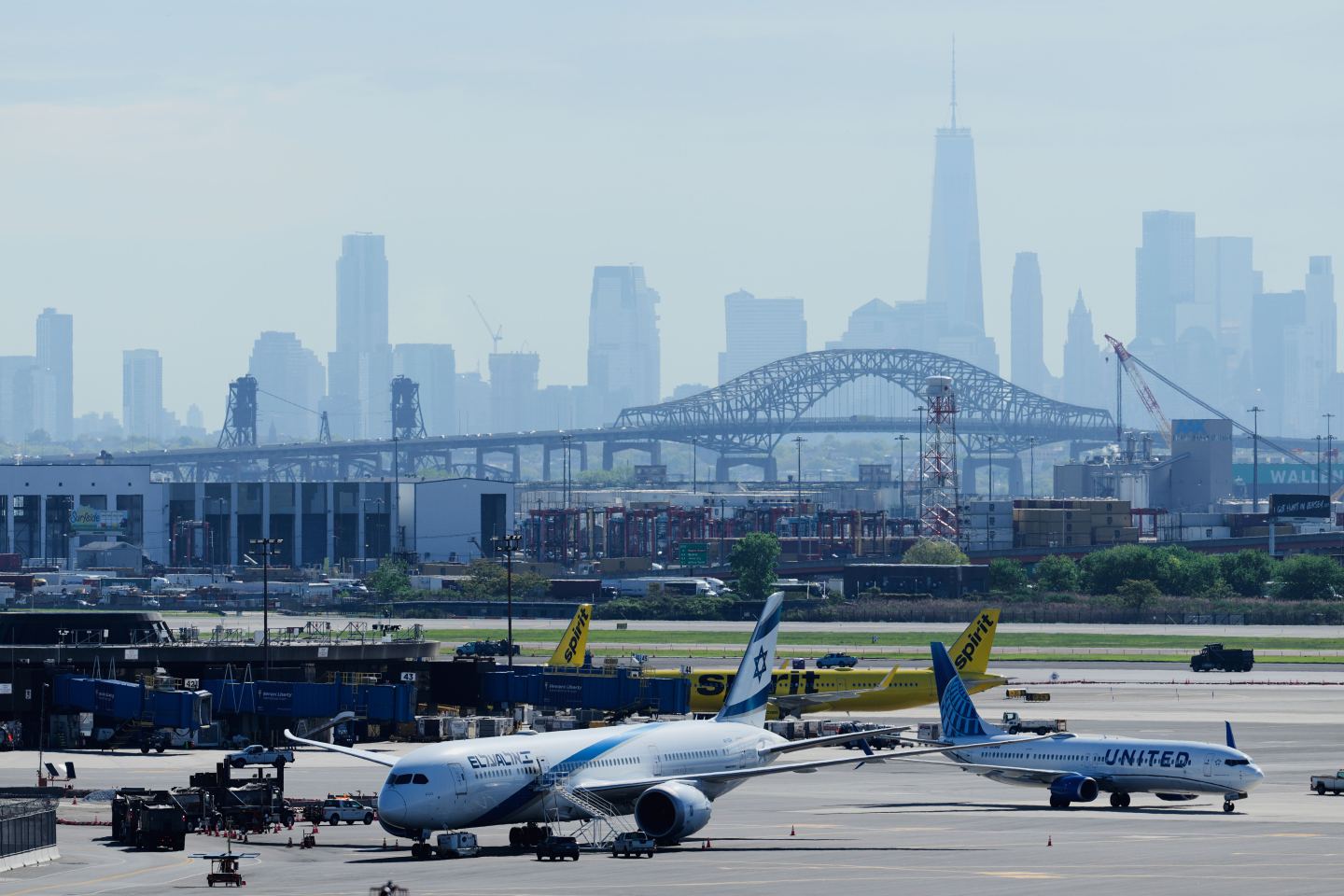 A construction project on one of Newark Liberty International Airport's three main runways wrapped up nearly two weeks early.