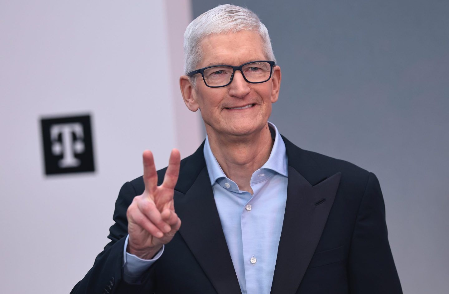 Tim Cook throws up a peace sign