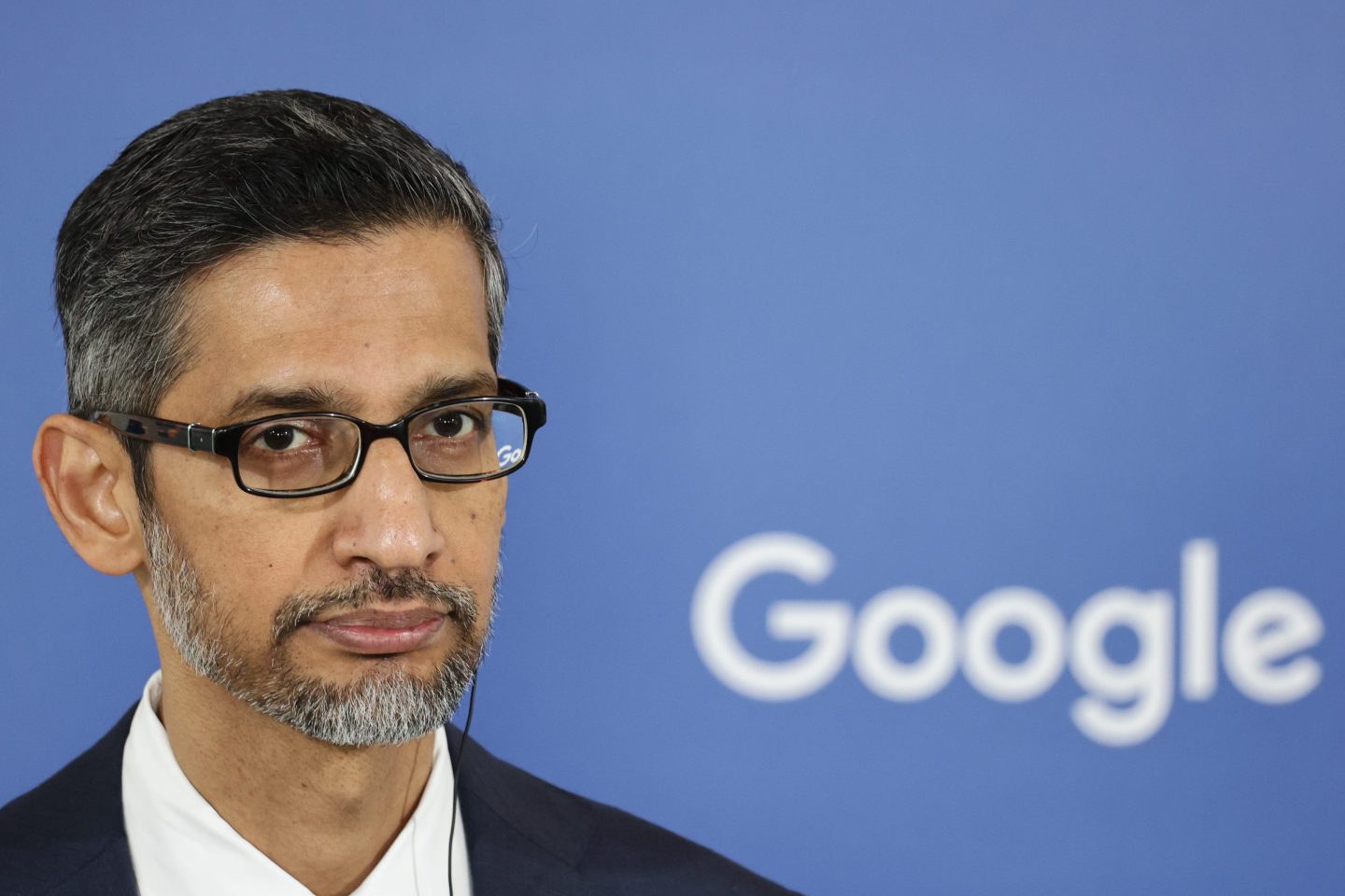 Google CEO looks at camera during press conference