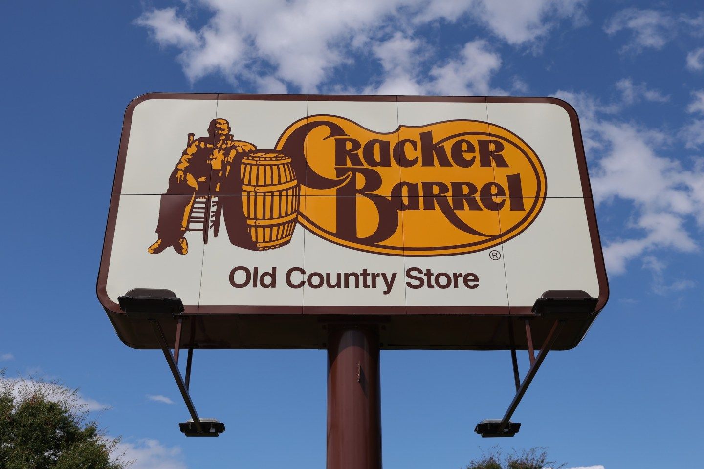 Photo: MUNCY, PENNSYLVANIA, UNITED STATES - 2025/09/07: The Cracker Barrel logo is seen on a billboard outside of one of its restaurants.