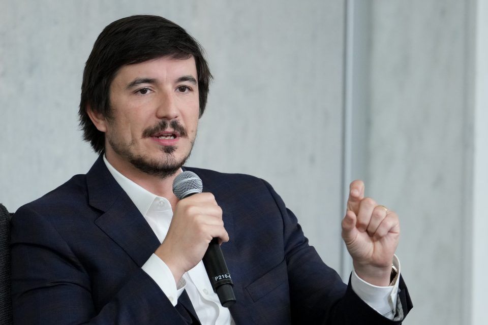 Vlad Tenev speaks at a conference.