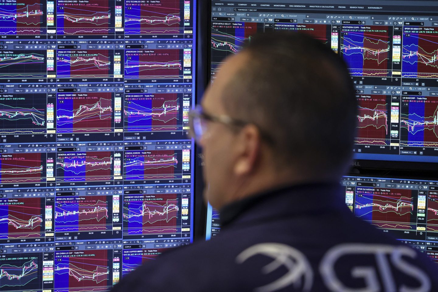 A Trader works on the floor of the New York Stock Exchange (NYSE) in New York on November 21, 2025. Wall Street stocks rebounded early Friday after a Federal Reserve official&#8217;s remarks reignited hopes of a third consecutive US interest rate cut in December. (Photo by ANGELA WEISS / AFP) (Photo by ANGELA WEISS/AFP via Getty Images)