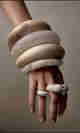 bracelet-motif-marbre-blanc-assorti-a-ses-bagues