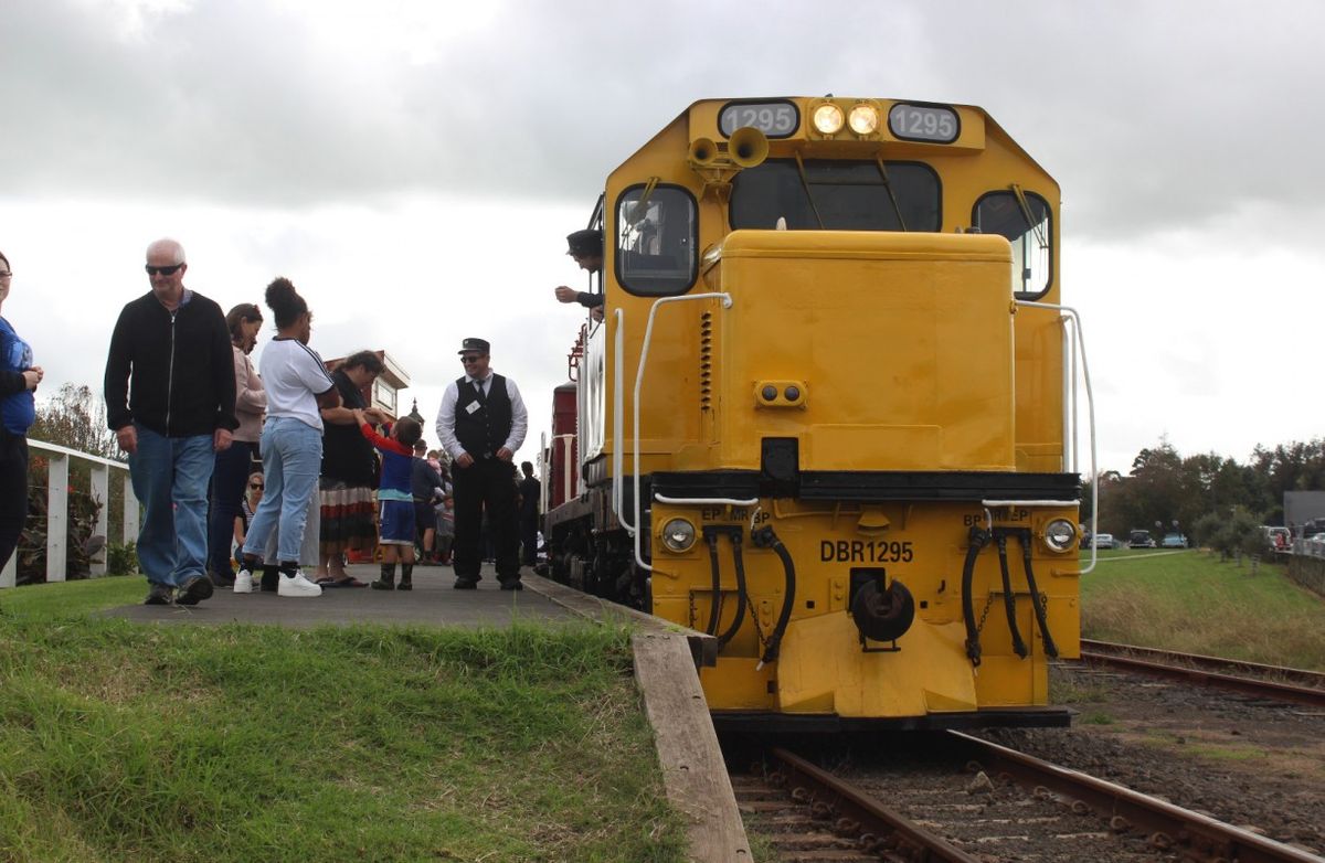 Photos - Steel 'N' Wheels Cab Rides - nzrailphotos.co.nz