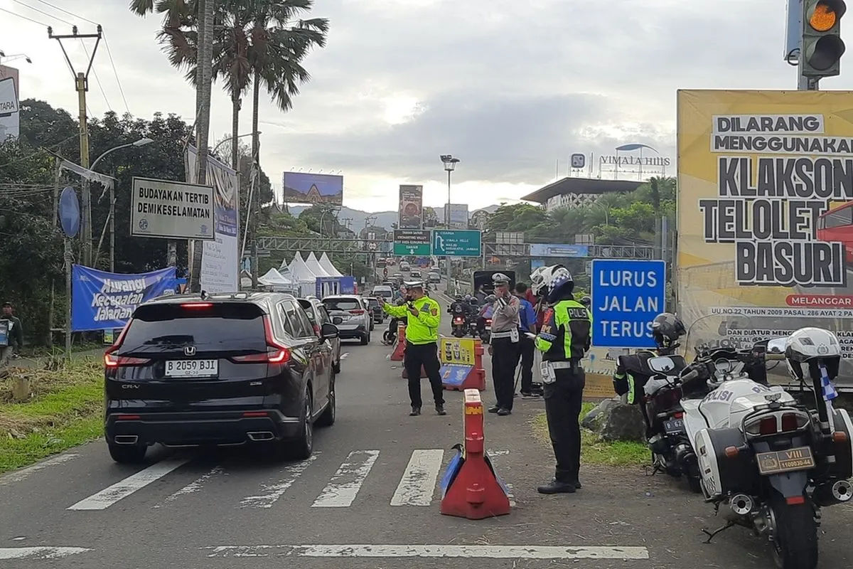 Puncak Bogor 'Dikepung' 1,7 Juta Kendaraan: Libur Lebaran 2025 Jadi Lautan Mobil?