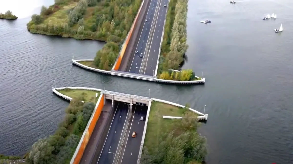Image of: Pecah Rekor! Jembatan Bawah Air Veluwemeer Bikin Pengendara Melongo