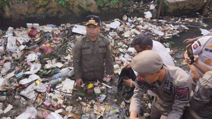 Image of: Sungai Depok 'Muntah' Limbah: Warga Tercekik, Pemerintah Ke Mana?