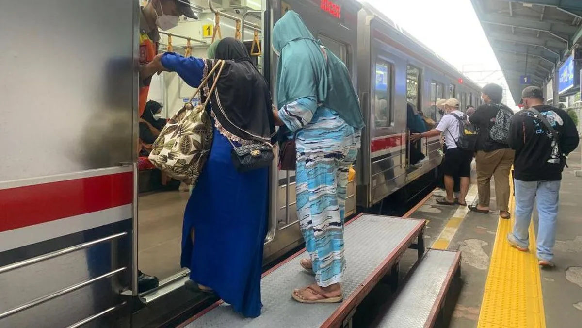 Image of: Tragis di Serpong: Penumpang KRL Terbang Maut di Peron