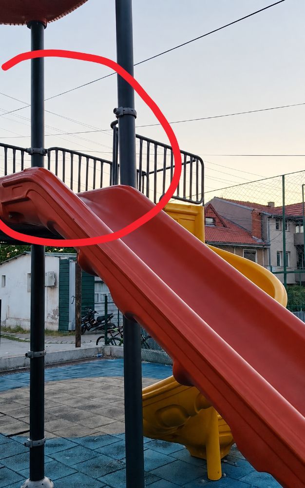 Скршена ограда на висока лизгалка во паркот