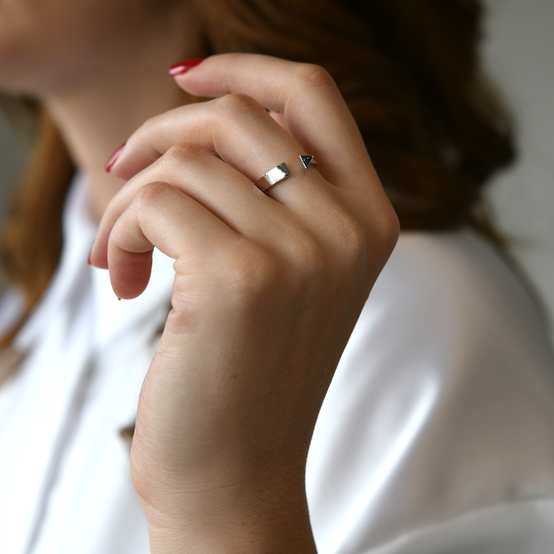 inel din aur alb de 18K cu Diamant natural Ice Blue  2