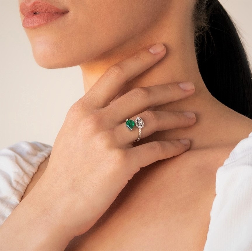 inel din aur alb de 18K, cu Diamante naturale și Smarald  2