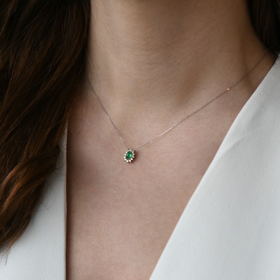 lanț din aur alb de 18K și pandantiv cu Smarald și Diamante naturale  2