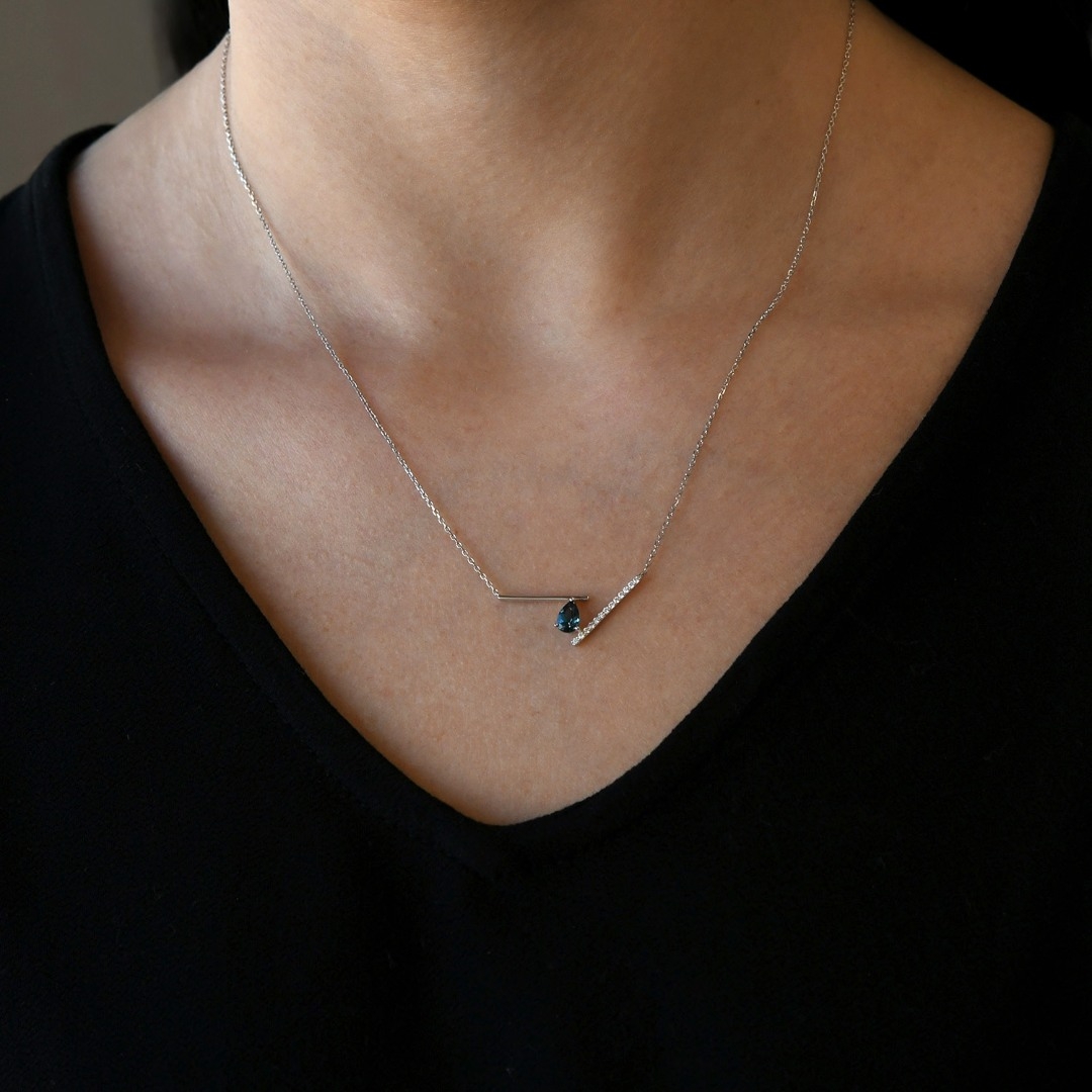 lanț din aur alb de 18K și pandantiv cu London Blue Topaz și Diamante naturale  2