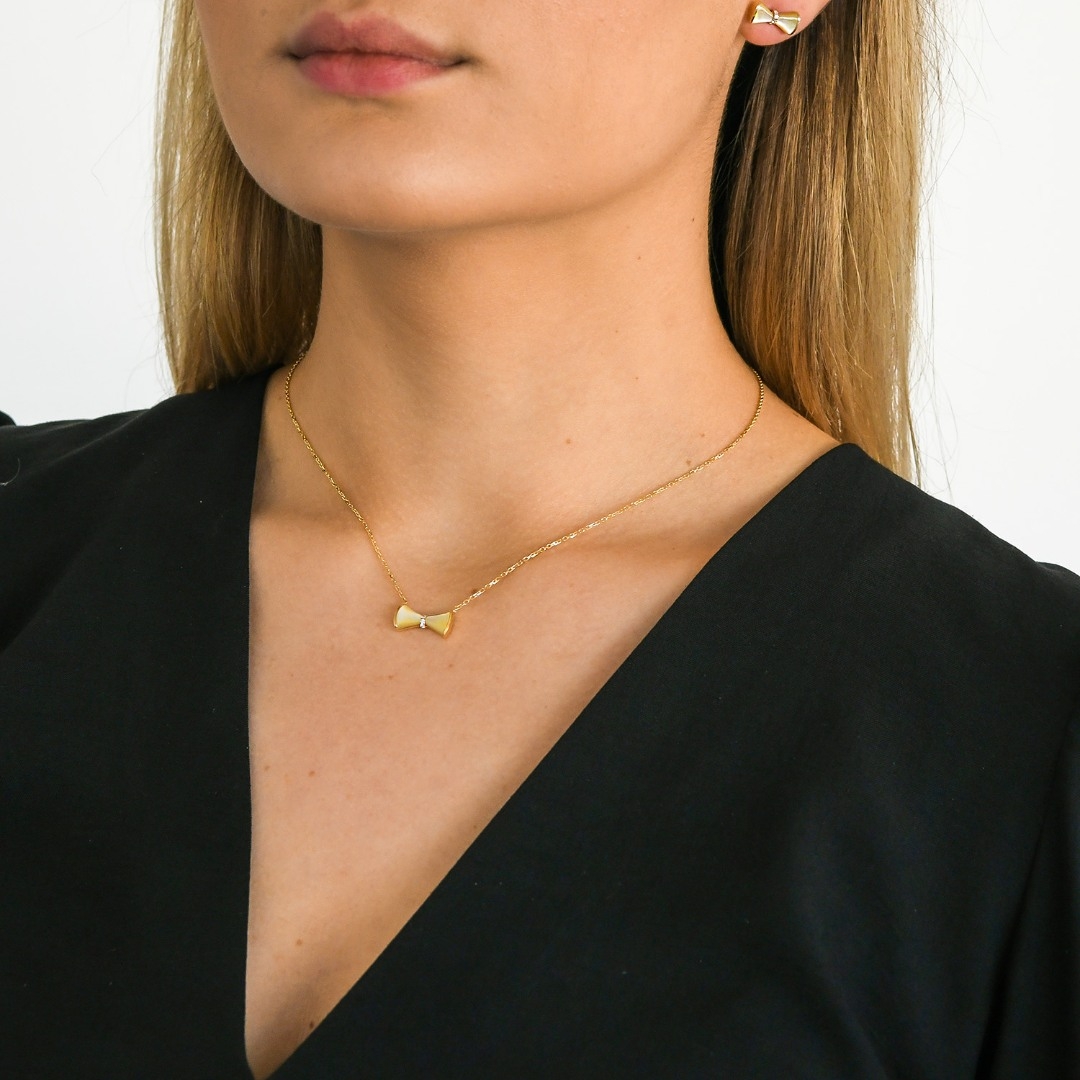 lanț din aur galben de 18K și pandantiv cu Diamante naturale și Sidef  1