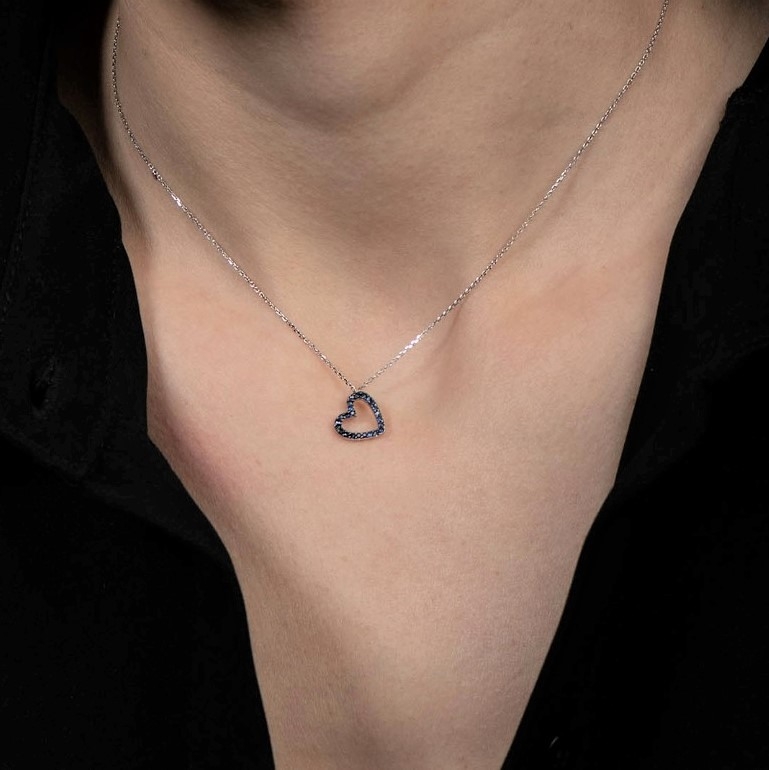 lanț din aur alb de 18K și pandantiv cu Safire albastre  2