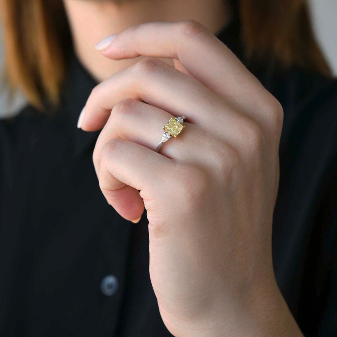 inel din aur alb de 18K cu Diamant Fancy certificat GIA  2