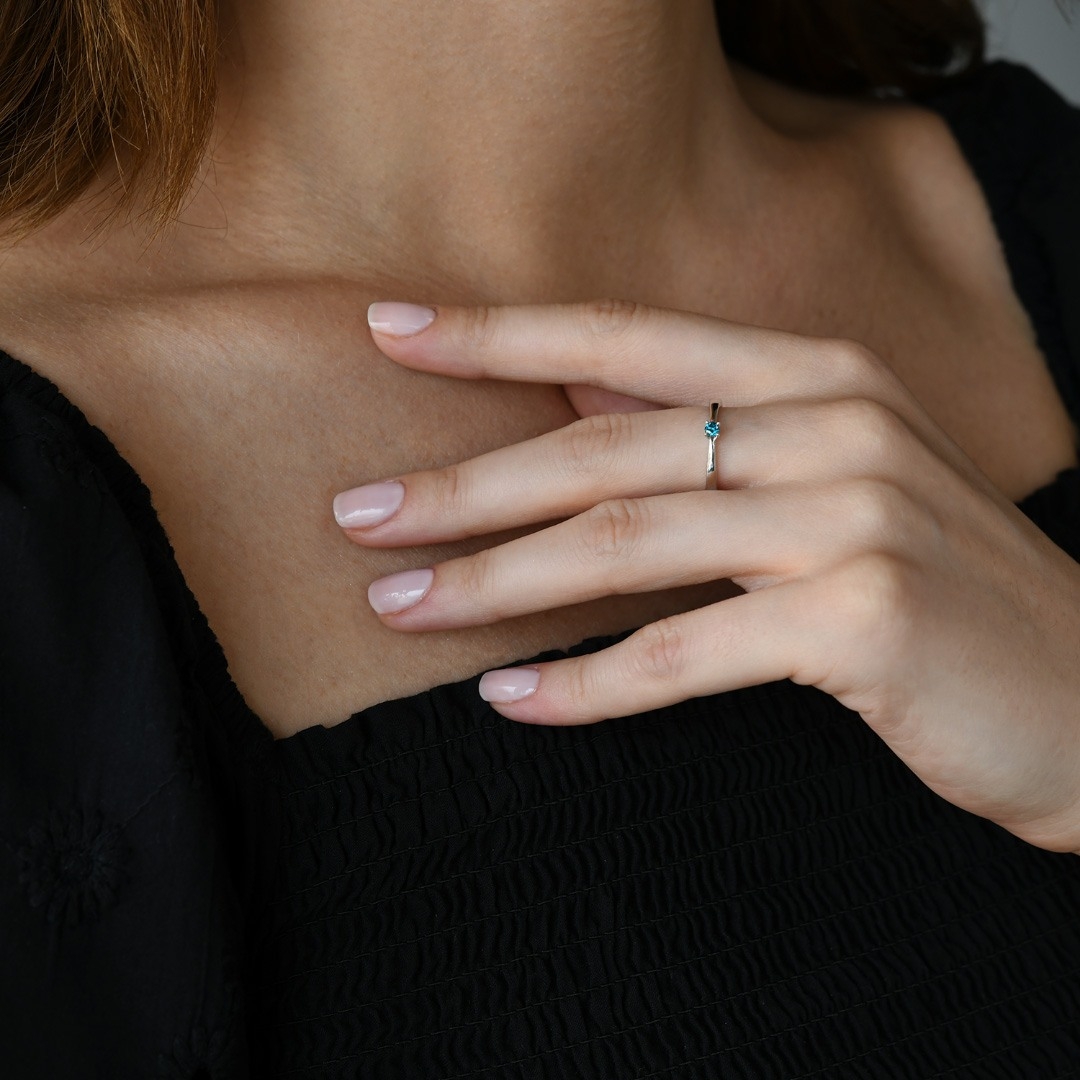 inel din aur alb de 18K cu Diamant albastru natural  2
