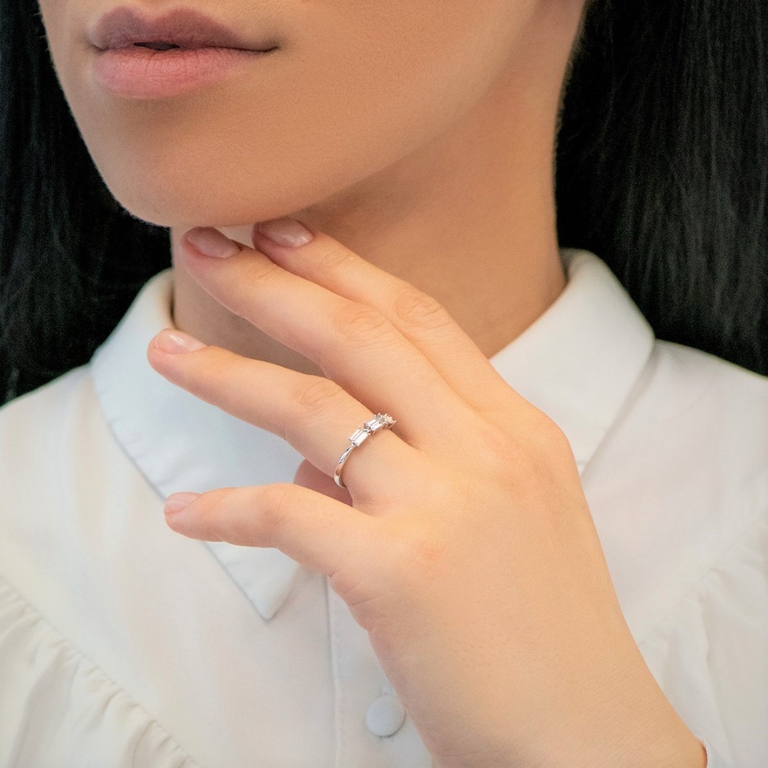 inel din aur alb de 18K cu Diamante Baguette  2