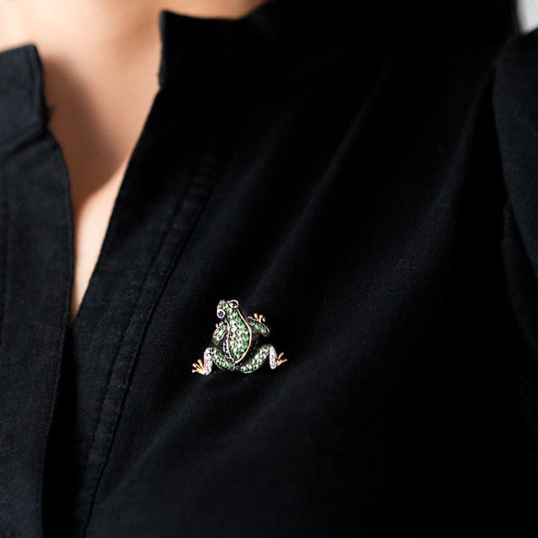 Broșă din aur galben de 18K, cu Granat și Diamante naturale