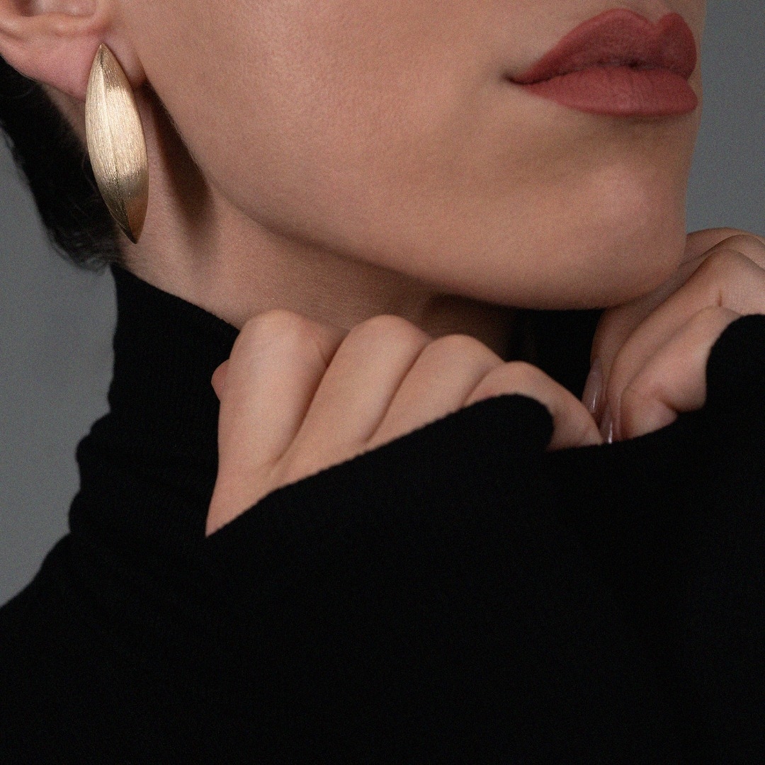 Cercei cu efect satinat din aur galben de 14K